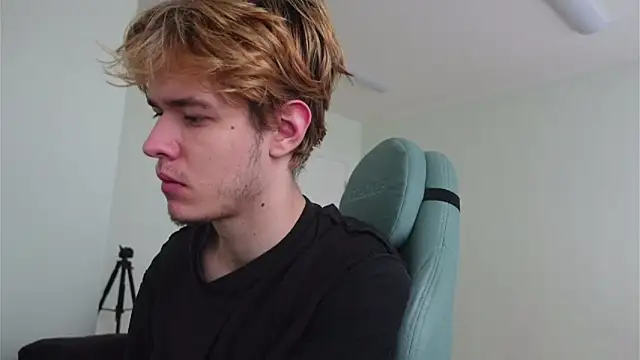 Logan Fraser online show from November 2, 2025, 1:49 pm