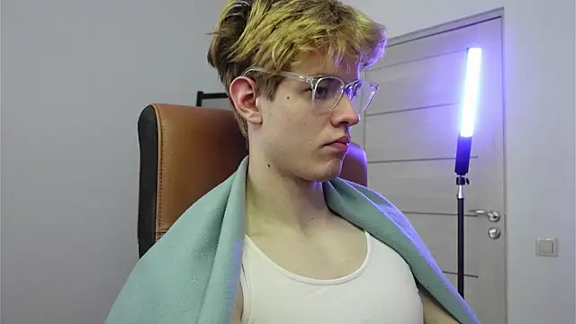 Logan Fraser online show from October 2, 2025, 12:30 pm