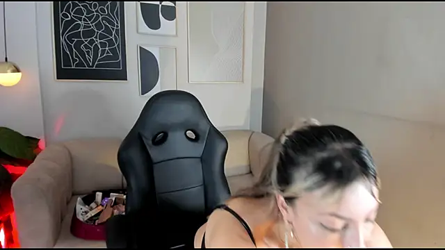 Snapshot of marie_bass chatting on April 4, 2026, 1:39 pm marie bass online show from April 4, 2026, 1:39 pm