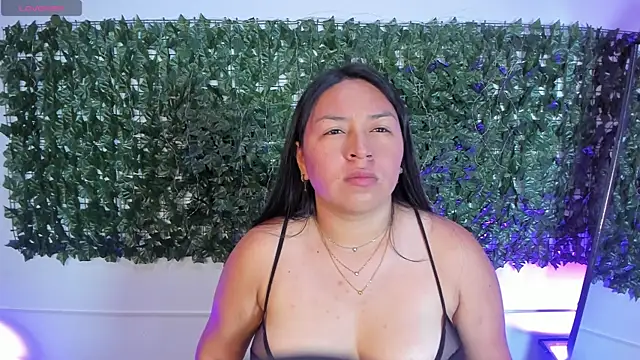 Snapshot of BellaRoux1 chatting on January 9, 2026, 12:45 pm BellaRoux1 online show from January 9, 2026, 12:45 pm