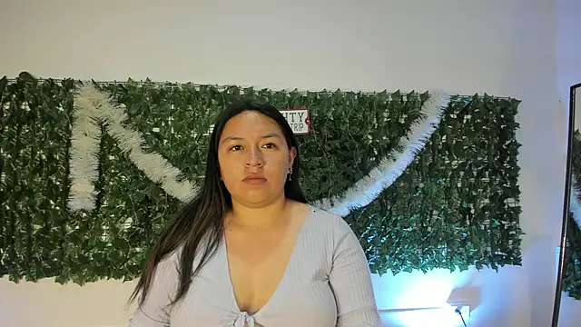 Snapshot of BellaRoux1 chatting on December 17, 2025, 11:59 am BellaRoux1 online show from December 17, 2025, 11:59 am