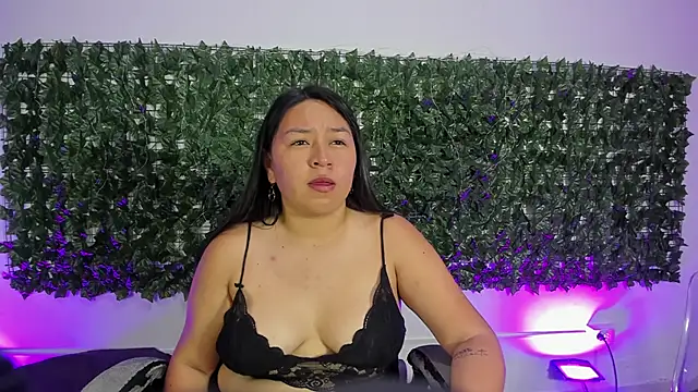 Snapshot of BellaRoux1 chatting on February 4, 2026, 12:22 pm BellaRoux1 online show from February 4, 2026, 12:22 pm