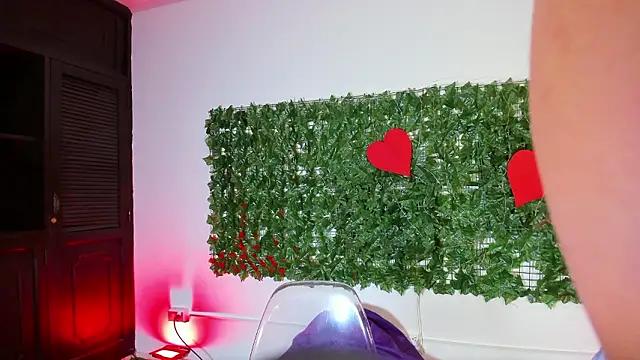 Snapshot of BellaRoux1 chatting on February 17, 2026, 12:24 pm BellaRoux1 online show from February 17, 2026, 12:24 pm