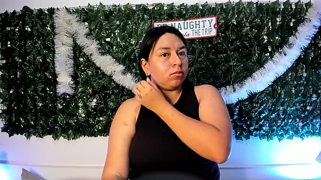 Snapshot of BellaRoux1 chatting on December 19, 2025, 12:18 pm BellaRoux1 online show from December 19, 2025, 12:18 pm