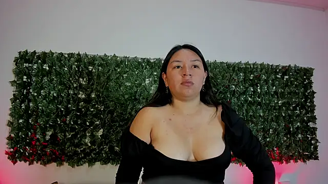 Snapshot of BellaRoux1 chatting on February 7, 2026, 12:13 pm BellaRoux1 online show from February 7, 2026, 12:13 pm