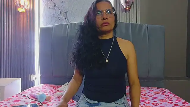 Vanessa 7  online show from May 17, 2026, 1:05 am