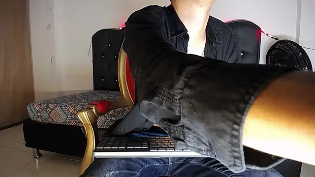 Snapshot of Charlie_Cock_ chatting on November 2, 2025, 4:06 am Charlie Cock online show from November 2, 2025, 4:06 am