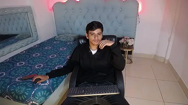 Snapshot of Charlie_Cock_ chatting on September 28, 2025, 4:30 am Charlie Cock online show from September 28, 2025, 4:30 am