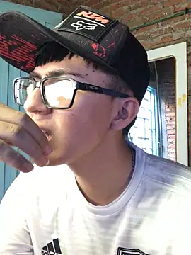 BADBOY200402 online show from April 29, 2026, 8:37 pm