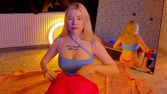 Snapshot of Lillie_Berry chatting on February 27, 2026, 4:45 am Lillie Berry online show from February 27, 2026, 4:45 am