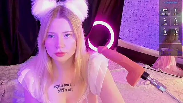 Lillie Berry online show from November 26, 2025, 4:23 am