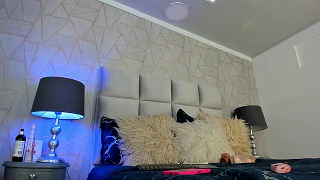 Yara Bliss  online show from December 17, 2025, 6:02 pm