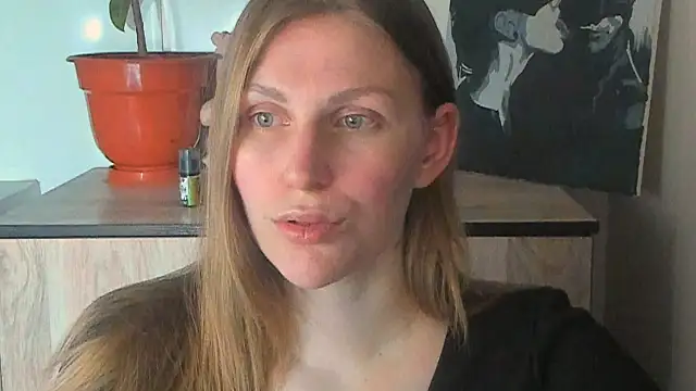 Snapshot of JuliaMuuun chatting on April 2, 2026, 9:32 pm JuliaMuuun online show from April 2, 2026, 9:32 pm