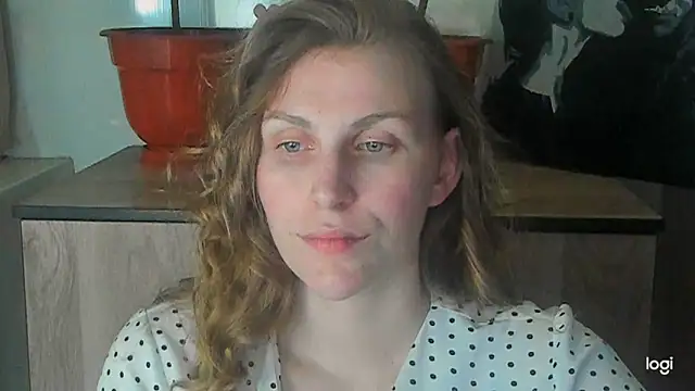 Snapshot of JuliaMuuun chatting on May 18, 2026, 9:30 pm JuliaMuuun online show from May 18, 2026, 9:30 pm