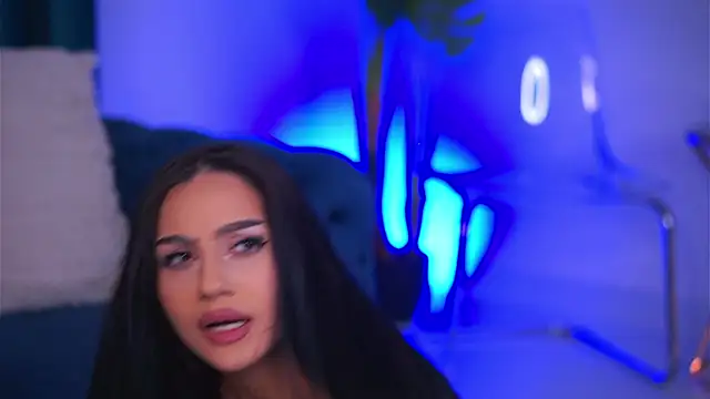 NinaSolenne online show from December 19, 2025, 8:33 pm