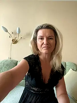 Snapshot of AliceSwan4011 chatting on September 19, 2025, 2:54 pm AliceSwan4011 online show from September 19, 2025, 2:54 pm