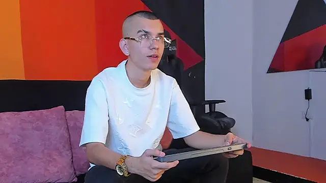 RowanCley online show from September 24, 2025, 12:11 pm