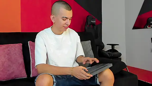 RowanCley online show from September 13, 2025, 12:27 pm