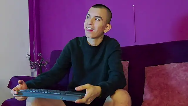 RowanCley online show from September 16, 2025, 12:17 pm