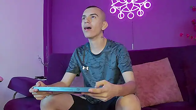 RowanCley online show from September 19, 2025, 12:09 pm