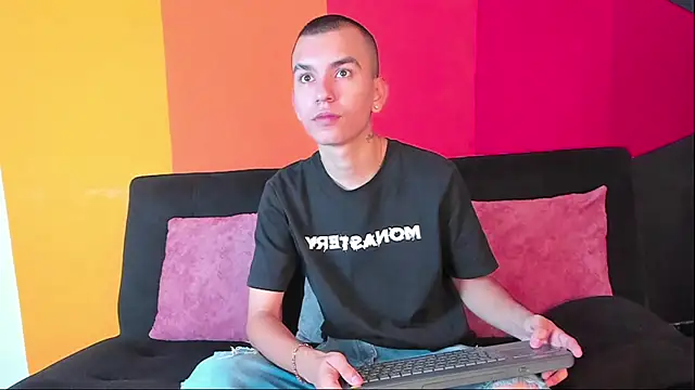 RowanCley online show from September 9, 2025, 11:52 am