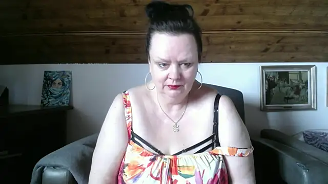 TiffanyMature online show from May 9, 2026, 2:09 pm