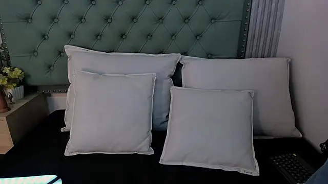 ValeriaJulio  online show from November 12, 2025, 7:18 pm