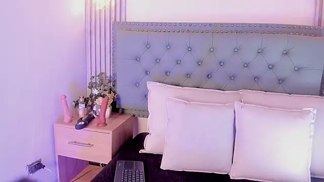 ValeriaJulio  online show from October 29, 2025, 7:24 pm