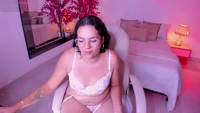 Snapshot of karlie_small chatting on April 29, 2026, 7:42 pm karlie small online show from April 29, 2026, 7:42 pm
