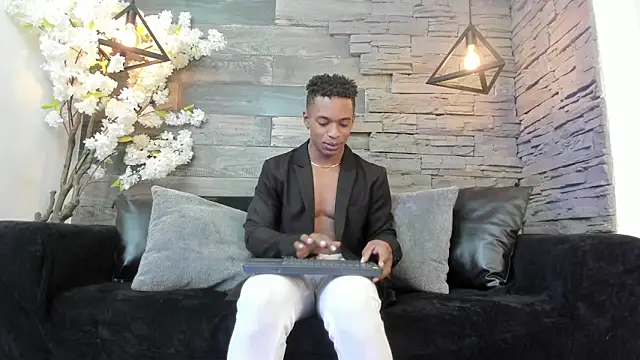 ItaloMoore online show from October 4, 2025, 12:07 pm