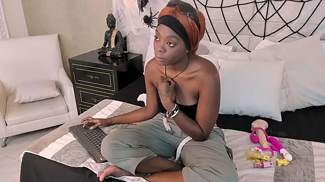 Snapshot of OliviaGarciaa chatting on October 12, 2025, 8:32 pm OliviaGarciaa online show from October 12, 2025, 8:32 pm