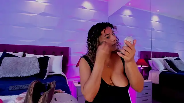 Snapshot of Nataly_Foley chatting on February 25, 2026, 7:36 pm Nataly Foley online show from February 25, 2026, 7:36 pm