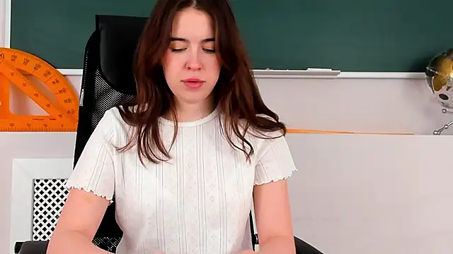 KimberlyBond online show from November 10, 2025, 3:06 pm