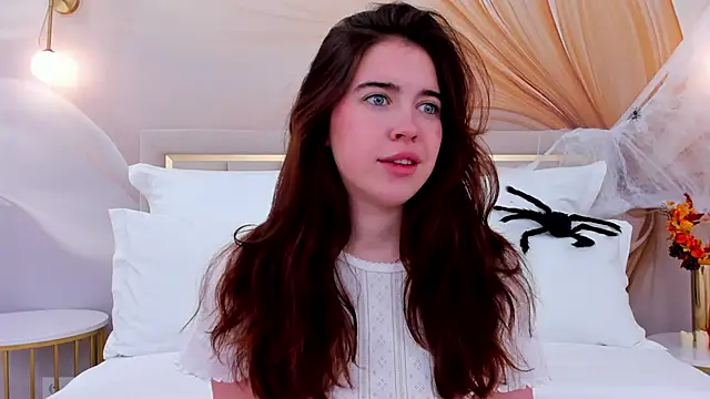 KimberlyBond online show from October 28, 2025, 3:11 pm