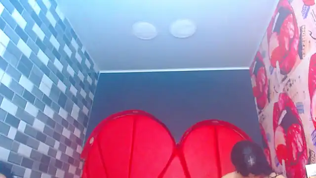 julessxcharlotte online show from December 18, 2025, 2:21 pm