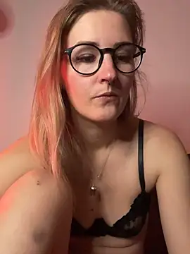 LauraLuxxx online show from November 26, 2025, 7:03 pm