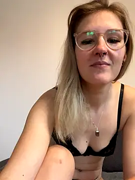 LauraLuxxx online show from November 17, 2025, 8:18 am