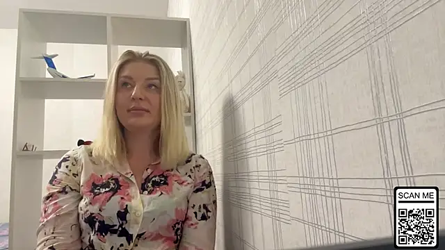 Snapshot of Blondie_xoxoxo chatting on October 20, 2025, 5:35 pm Blondie xoxoxo online show from October 20, 2025, 5:35 pm