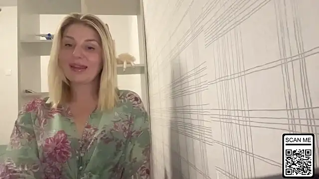 Snapshot of Blondie_xoxoxo chatting on October 31, 2025, 7:32 pm Blondie xoxoxo online show from October 31, 2025, 7:32 pm