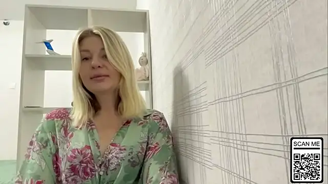 Snapshot of Blondie_xoxoxo chatting on October 16, 2025, 6:10 am Blondie xoxoxo online show from October 16, 2025, 6:10 am