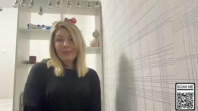 Snapshot of Blondie_xoxoxo chatting on December 15, 2025, 8:53 am Blondie xoxoxo online show from December 15, 2025, 8:53 am