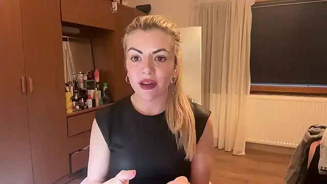 Snapshot of princess17 chatting on October 13, 2025, 5:25 pm princess17 online show from October 13, 2025, 5:25 pm