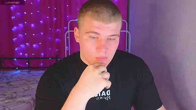 kittenmurr online show from April 8, 2026, 7:59 pm