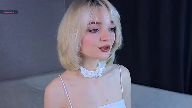 ShizukaBlanche online show from November 3, 2025, 5:34 am