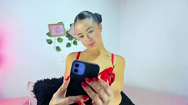 Evelinmiller9 online show from October 3, 2025, 12:47 am
