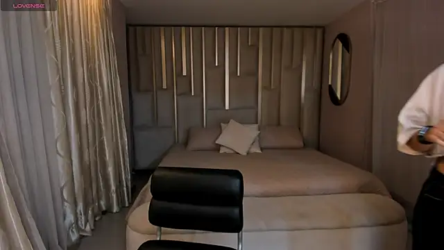 VeronicaBlue online show from October 15, 2025, 10:01 am