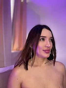 Bella-taylorr online show from May 11, 2026, 4:04 pm