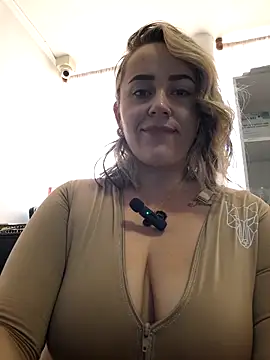Snapshot of CurvyLust_x chatting on September 11, 2025, 3:23 pm CurvyLust x online show from September 11, 2025, 3:23 pm