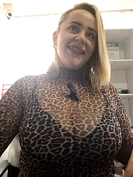 Snapshot of CurvyLust_x chatting on September 13, 2025, 2:39 pm CurvyLust x online show from September 13, 2025, 2:39 pm