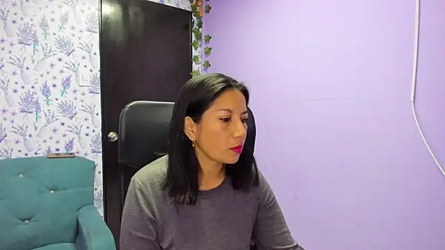 Megan Collinss  online show from October 10, 2025, 3:13 pm